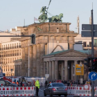 Agentes de policía acordonan la zona situada entre la calle 17 de junio y la Puerta de Brandenburgo, durante los preparativos de la celebración de Nochevieja en Berlín, el 29 de diciembre.
