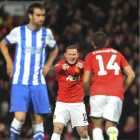 Wayne Rooney celebra su gol con su compañero 'Chicharito' Hernández.