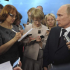 El primer ministro ruso Vladimir Putin, junto a un grupo de periodistas.