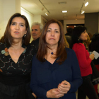 Las artistas Julia G. Liébana y Esther Santás en la galería Ármaga.