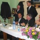 Angulo, de pie junto a González, muestra la placa que recibió