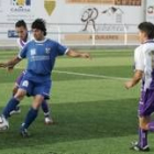 Alfredo, a la izquieda, en un lance del partido disputado por el Huracán Z ante el Palencia