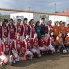 Los dos equipos femeninos que se enfrentaron ayer posan antes de comenzar el partido de fútbol