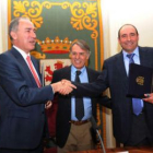 Antonio Gato, Francisco Álvarez y Jorge Álvarez tras la firma del convenio del ramal del Esla.
