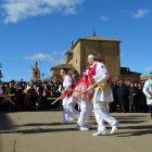 Los danzantes realizan un baile de paloteo ante la imagen de san Blas durante la procesión. MEDINA