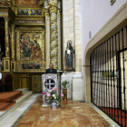 Un familiar de Halffter, en la misa de cabo de año. ANA F. BARREDO