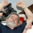 El socialista Luiz Lula da Silva celebra su victoria con su mujer