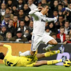 Ronaldo  trata de evitar la entrada del defensa del Villarreal Ángel López.