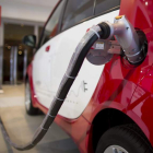 Un coche eléctrico carga su batería.