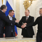 Axiónov, Konstantinov, Putin y Chaliy, ayer, tras la firma del acuerdo.