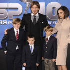 Arriba, la familia Beckham, que lleva la moda y la pose en el ADN. El último en apuntarse ha sido Romeo (a la derecha). Debajo, Rummer Willis, el hijo de Will Smith y Connor Cruise con su padre.