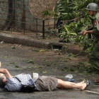 Kenji Nagai de APF intenta tomar fotografías cuando sale herido después de que la policía y los oficiales militares le dispararan durante una manifestación (2007).