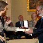 Su Majestad la Reina entrega la medalla a Santos Llamas