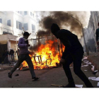 Imagen del caos en el que se ha sumido la ciudad de El Cairo, donde se ha anunciado el toque de queda.