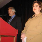 El concejal Celestino Pérez Colín presenta a la pregonera, María Isabel Barón.