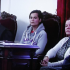 Triana, su madre Montserrat y su abogado durante una de las sesiones del juicio