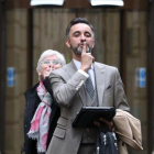 Aamer Anwar y Clara Ponsatí saliendo de un juzgado en Marzo de 2018.