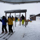 Varios esquiadores toman un remonte en San Isidro