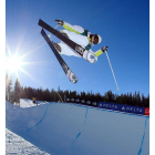 La esquiadora realiza una acrobacia en el ‘halfpipe’.