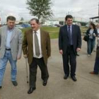 El alcalde de Carracedelo, Raúl Valcarce, y Manuel Álvarez, en primer plano a su llegada al colegio