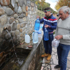 Vecinos de Fabero se abastecen de agua potable en la fuente del Cangalón. L. DE LA MATA