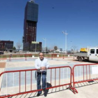 Julio Antonio González, que se acercó ayer a las obras.