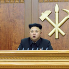 Kim Jong-un, durante su discurso de Año Nuevo, televisado por la cadena KCNA, este jueves.