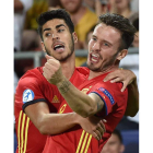 Saúl Ñíguez celebra con Marco Asensio su gol. JACEK BEDNARCZYK