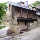 Exterior y salón de la Casa Rural Amelia, en el pueblo berciano de Anllares del Sil.