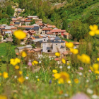 Vista desde el Sur del pueblo de Lois, enclavado en la cabecera del río Dueñas —pequeño afluente del Esla—, a los pies de los Picos de Europa.