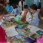 La concejala de Cultura, Montserrat González, durante la visita a la exposición de libros infantiles