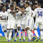 Camavinga, en el centro, celebra su gol frente a la Real Sociedad en el Santiago Bernabéu. RODRIGO JIMÉNEZ
