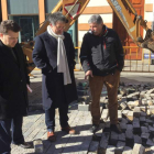 Pablo Peyuca, Arsenio García y Manuel Ortiz, durante su visita a la plaza en obras. dl