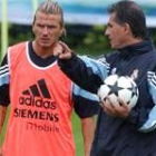 Queiroz habla con David Beckham en la segunda sesión de trabajo del Madrid en su estancia en China