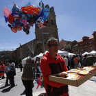 Los comensales se llevan su ración en la tartera de la feria, organizada por el Ayuntamiento. JESÚS F. S.