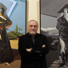 El actor y artista plástico Moncho Borrajo, junto a dos obras de su amplia muestra retrospectiva.
