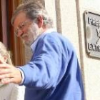 Rodríguez Ibarra, junto a su esposa, al llegar ayer a su residencia