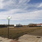 La parcela se sitúa en el centro de Carbajal, al lado de la carretera principal. FERNANDO OTERO PERANDONES