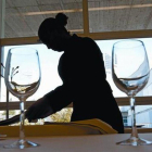 Una estudiante de Hostelería y Turismo prepara una mesa, en Barcelona.