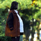 Una mujer embarazada pasea por León.