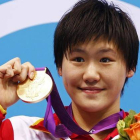 La nadadora china Ye Shiwen posa con su medalla de oro en 400 metros, el pasado sábado.