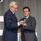 Luis del Olmo recogió el premio de ‘Embajador del Bierzo’ de manos del presidente de Edigrup, José Luis Ulibarri. L. DE LA MATA