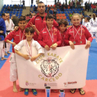 Los integrantes del Club Karate Carcedo posan con sus medallas. DL