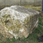 Uno de los sillares que se han encontrado en el cementerio de Pobladura del Bernesga