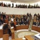 El pleno de Fuensaldaña durante la lectura de una declaración institucional contra el terrorismo