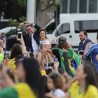El nuevo presidente brasileño, Jair Bolsonaro, saluda junto a su esposa Michele. ANTONIO LACERDA