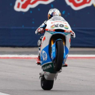 Viñales celebra levantando la rueda delantera de su moto el triunfo en el circuito de Austin.