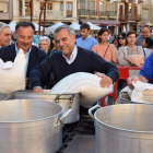 Las alubias que se cocinarán a lo largo de esta mañana para 6.000 comensales se pusieron ayer a remojo en la plaza Mayor de La Bañeza.