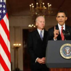 El presidente de EE.UU., Barack Obama, junto al vicepresidente, Joseph Biden, tras la aprobación de