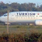 El avión, en la pista aislada del aeropuerto de Brindisi, donde fue desviado